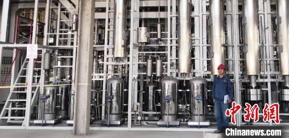 图为在新疆克拉玛依白碱滩区中试装置上开展生产试验。　 王从新 摄