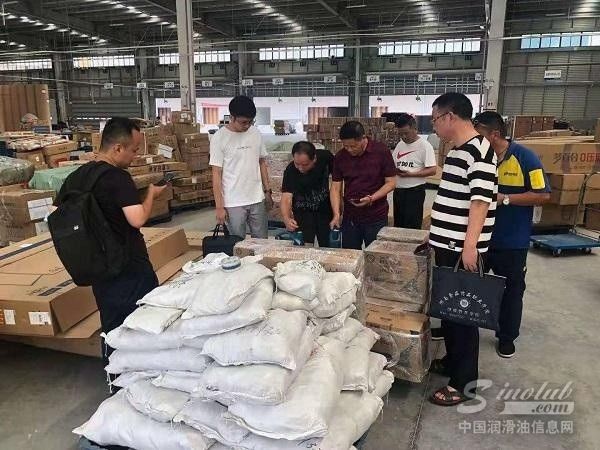 城陵矶新港区分局查获一批假冒“壳牌”润滑油