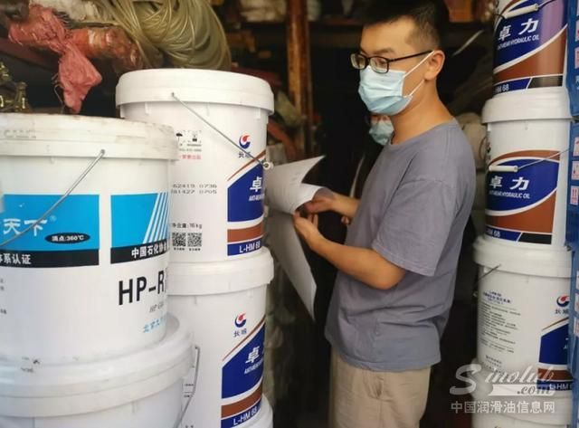兴义市市场监管局查获假冒“长城”牌润滑油1344公斤