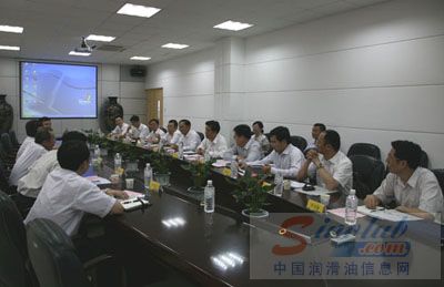 中国石化集团公司党组成员王作然走访福建客户