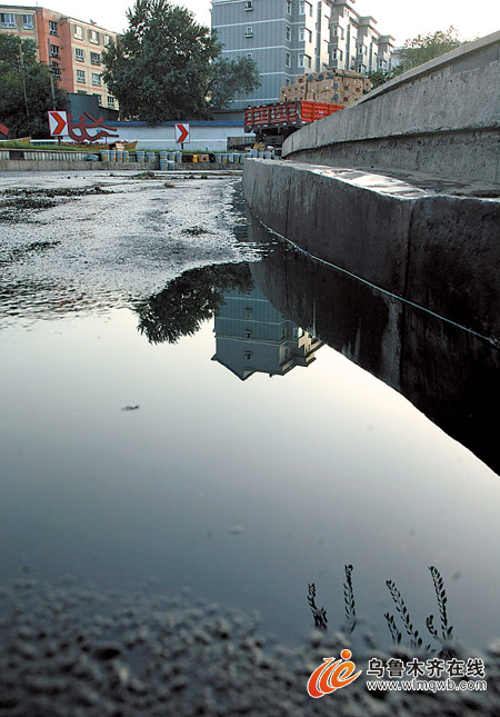 乌鲁木齐：润滑油洒一地 交通管制两小时