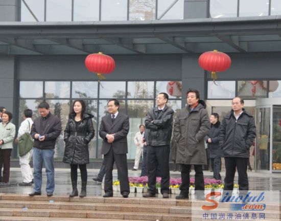 东风嘉实多公司领导喜迎员工节后上班 