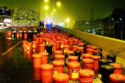 五百桶润滑油掉下挂车 抛洒立交桥损失15万