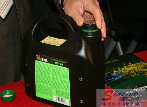 绿油产品有着严密的封口,Boris先生表示,这一方面能保证产品的密封性,一方面也能见证产品的原装性