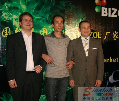 到场经销商与Boris先生、alex先生亲切合影