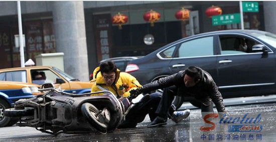 十字路口现一滩机油 20辆电动车相继翻车