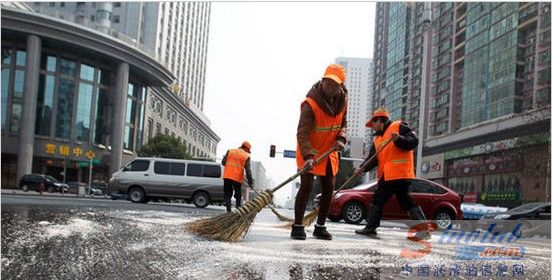 十字路口现一滩机油 20辆电动车相继翻车