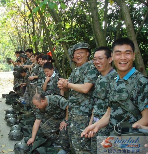 重庆现代石油集团举行员工户外CS拓展训练