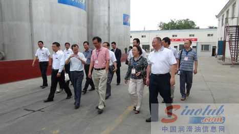 新疆科技厅领导到“金雪驰”润滑油调研