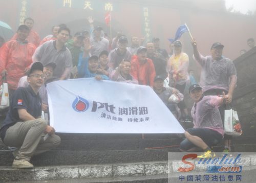 暴风雨中 团队依然意气风发