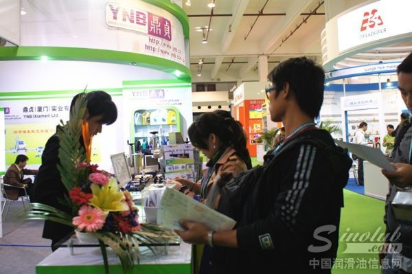 鼎贞(厦门)实业有限公司展台前客户交流