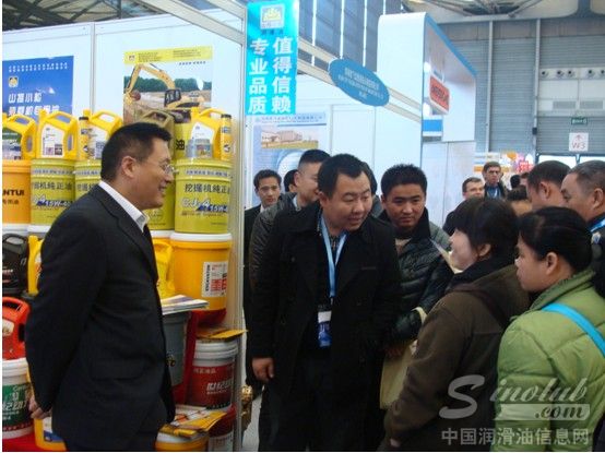 源根石化携山推小松产品亮相第六届上海宝马展