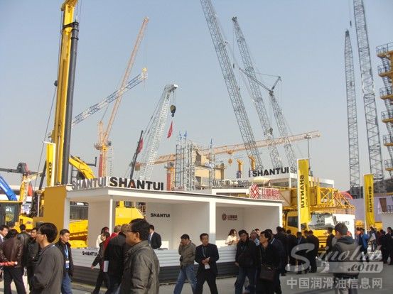 源根石化携山推小松产品亮相第六届上海宝马展