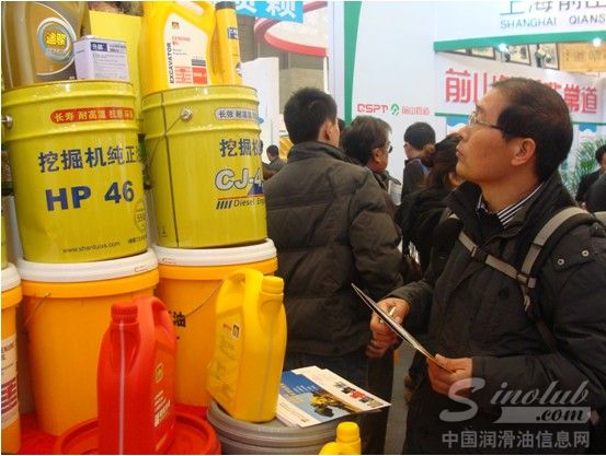 源根石化携山推小松产品亮相第六届上海宝马展