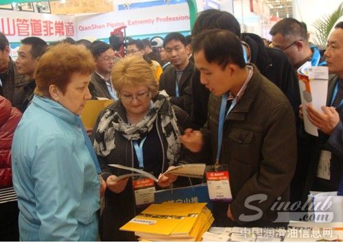 源根石化携山推小松产品亮相第六届上海宝马展