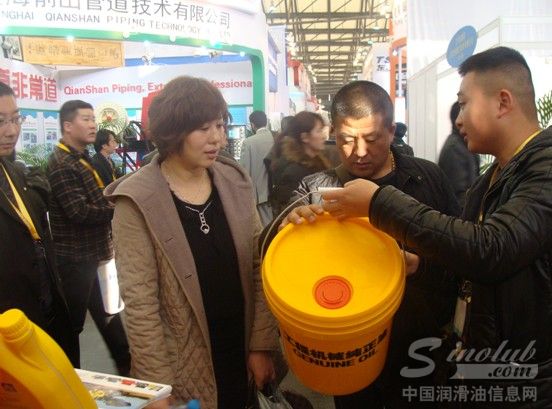 源根石化携山推小松产品亮相第六届上海宝马展