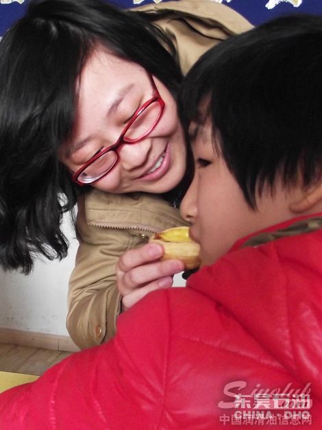 东昊石油组织探望特殊学校