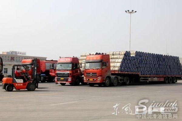 东风润滑油大批原材料持续运抵许昌基地