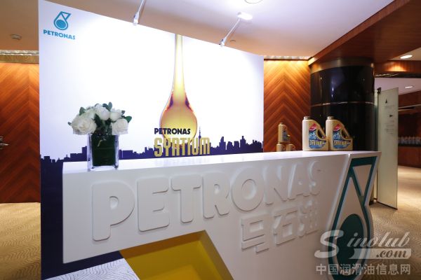 著名F1车手刘易斯 汉密尔顿首度以马石油欣腾系列全球形象大使身份亮相上海