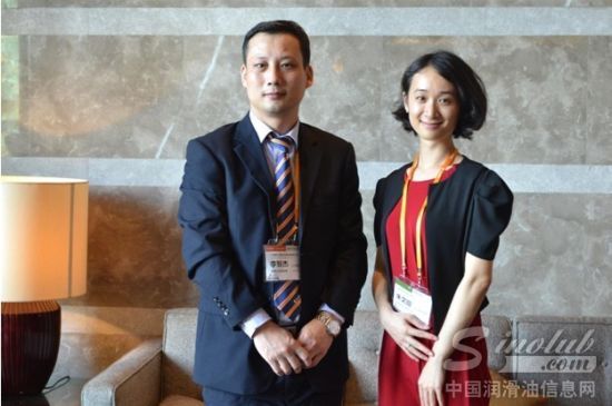 广西柳工高级润滑油有限公司营销公司副总经理李智杰先生与总评榜主办方领导亲切合影