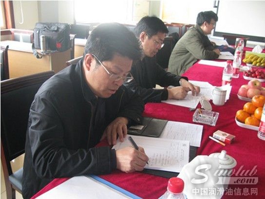 源根石化顺利通过2013年度两体系换证复审