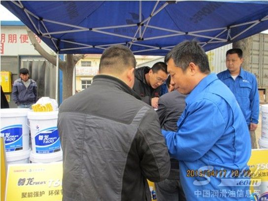 图为工作人员(右)向客户介绍长城尊龙产品的特点