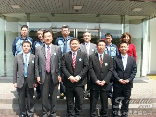 东风嘉实多总经理张雨松和奥伦耐日本技术中心总经理Hiroshi Tanabe、奥伦耐国际贸易有限公司总经理黄树仁合影
