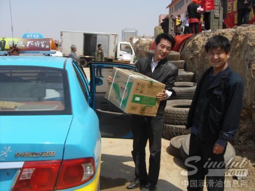 很多的哥现场购买了整箱的“洁诺”产品