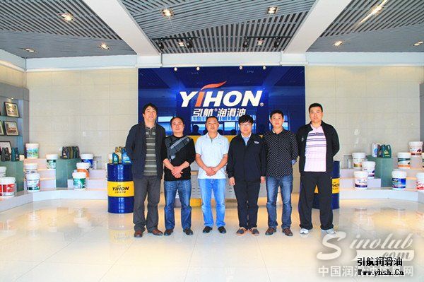 湖北襄阳合作伙伴(左二、左三、左五)与周总(左一)、张总(左四)在引航品牌展厅合影留念