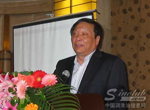 新当选会长王钟鸣