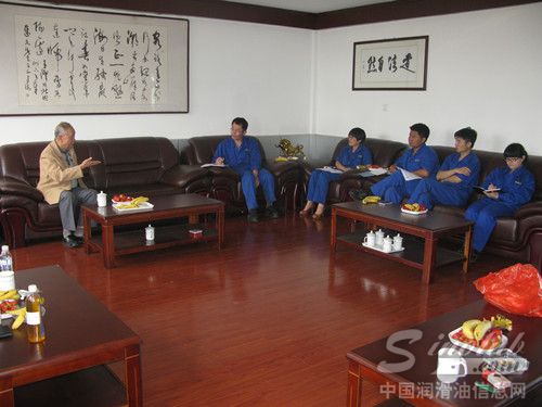 黄国良专家与公司技术部技术人员进行了技术交流