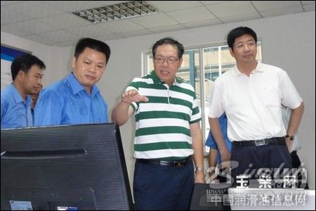 陈刚(右二)、周家斌(右一)参观北海玉柴润滑油公司