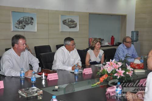 加拿 大石油 润滑剂公司与骆氏集团就合作进行会谈