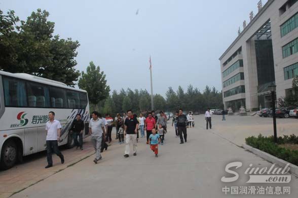 信诺润滑油潍坊地区客户到公司参观考察