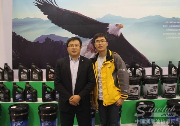 山东力牌石油化学有限公司销售工程师宋吉良与本网编辑亲切合影