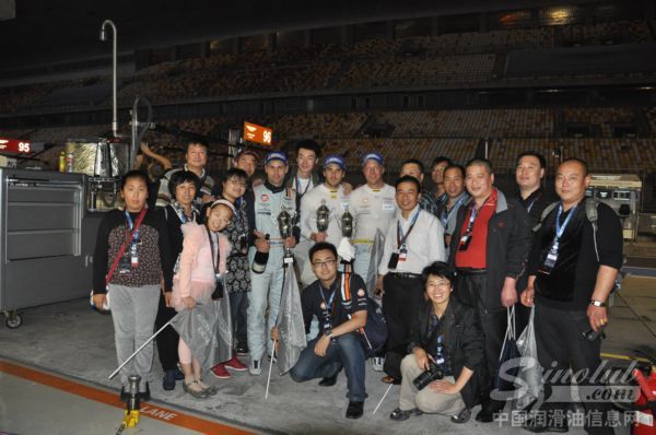 2013年上海站与阿斯顿马丁冠军车手合影