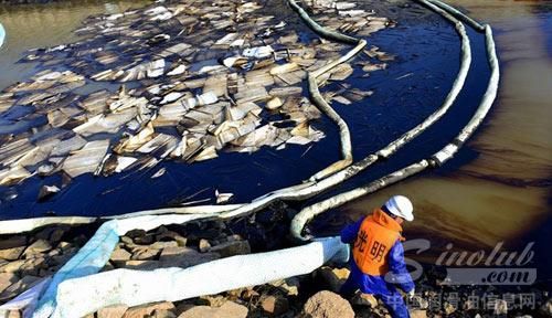 11月25日,青岛,工人正在清理海面原油。