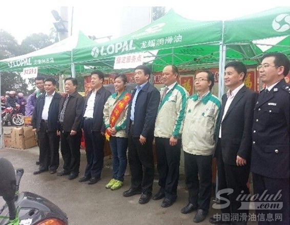 2013年1月摩托春运服务期间，龙蟠志愿服务队与梧州市领导合影