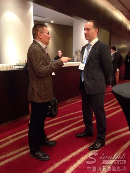 鲁克国际润滑油有限公司商务总裁阿里克斯 施准秦克(右)和厦门中鲁石油有限公司商务副总徐总(左)