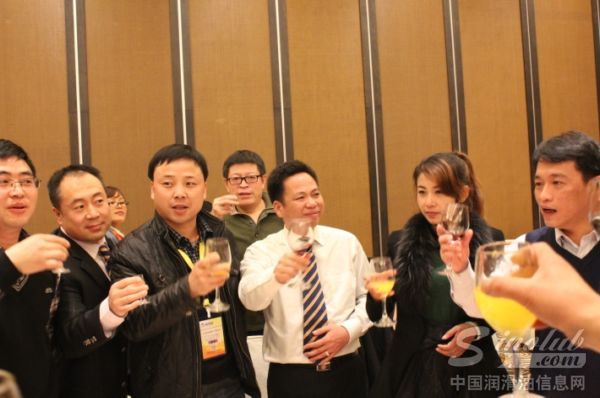 广西柳工高级润滑油有限公司各位领导同参会各位经销商、供应商代表共同举起酒杯