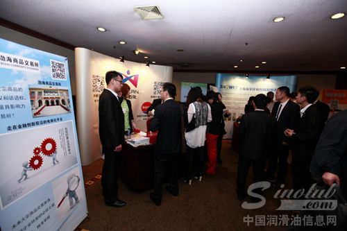 参会人员在踊跃咨询洽谈