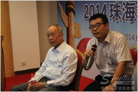 黄国良及其学生万书晓回答营员们的提问