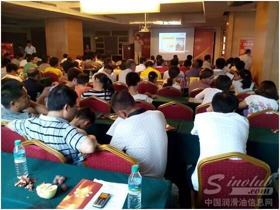 中华董事长姚旗在宜春上高会议为大家讲解中华的品牌文化