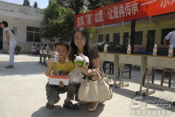 东风嘉实多综合部刘兰部长与帮扶对子合影