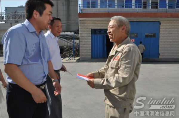 做足防暑降温功课全力应“烤”——东风嘉实多“暖心”行动之关爱员工