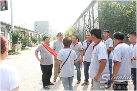 董事长姚旗及总经理张大农在中华北京工厂门口迎接赤峰客户参观团