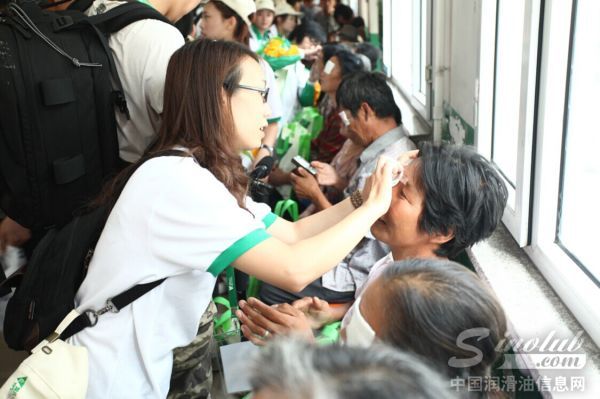叶氏化工企业义工队慰问白内障患者，揭纱布、送爱心包，传达浓浓深情