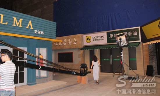 康普顿参加电视剧《青年旅舍》开机仪式