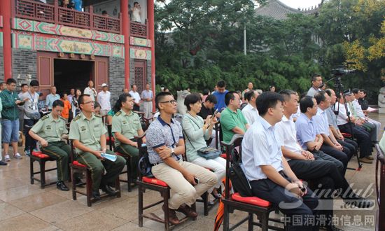 康普顿参加电视剧《青年旅舍》开机仪式