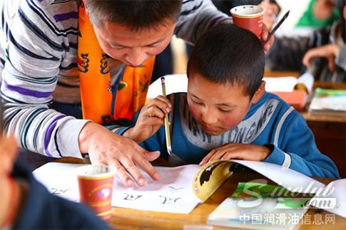 道达尔志愿者教孩子们练习书法